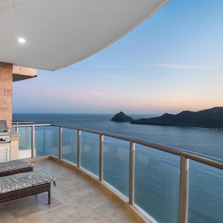Beautiful View on the 23rd Floor Beach Front - Three-Bedroom Apartment - 33