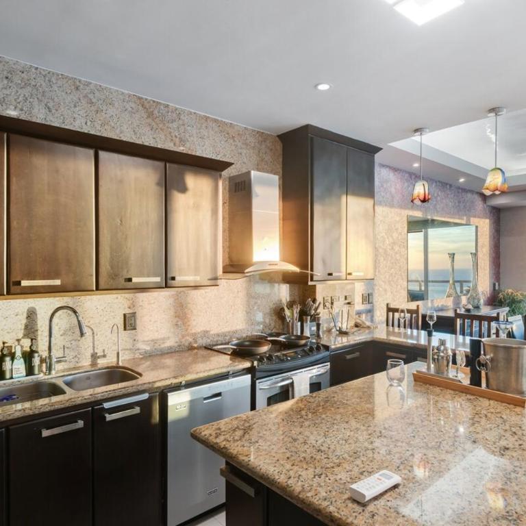 Beautiful View on the 23rd Floor Beach Front - Three-Bedroom Apartment - 51