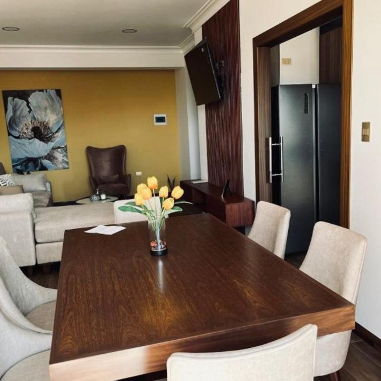 Apartamento céntrico y lujoso - Three-Bedroom Premium Apartment with Balcony - 2