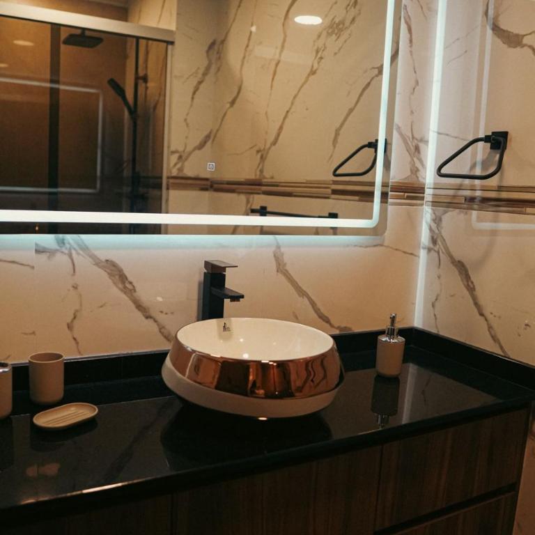 Apartamento céntrico y lujoso - Three-Bedroom Premium Apartment with Balcony - 23