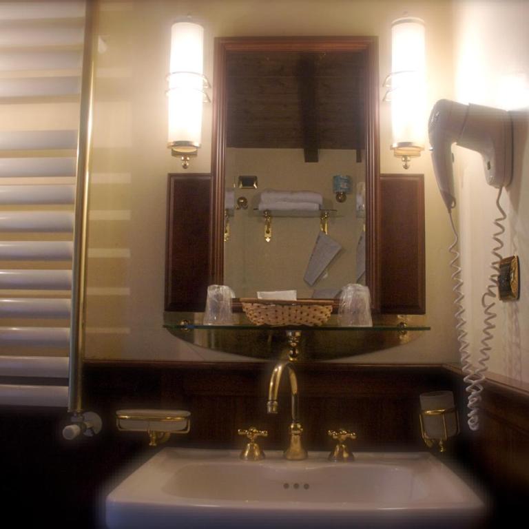 Hotel Lux - Camera Tripla con Bagno Privato - 7
