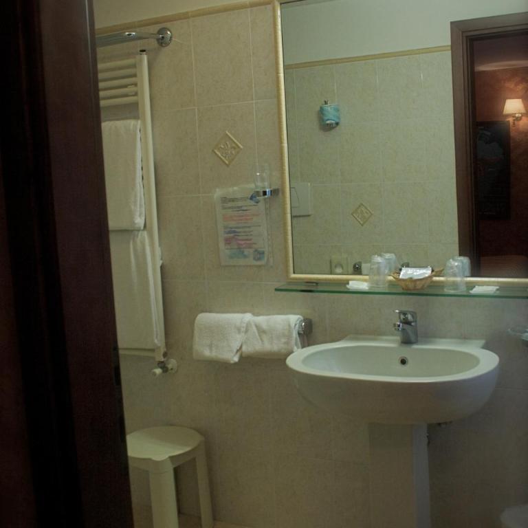 Hotel Lux - Camera Tripla con Bagno Privato - 2