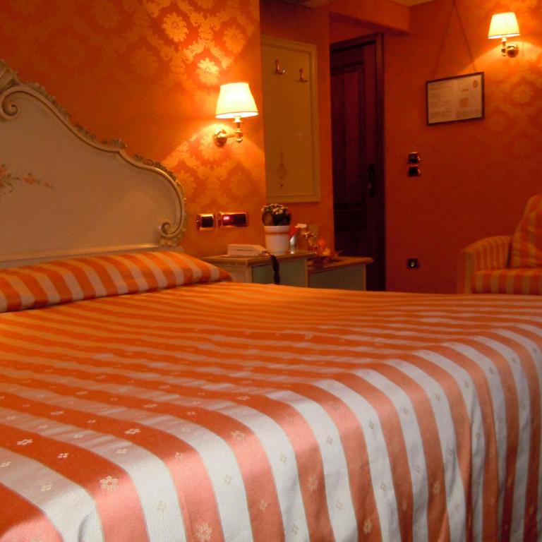Hotel Lux - Camera Tripla con Bagno Privato - 1