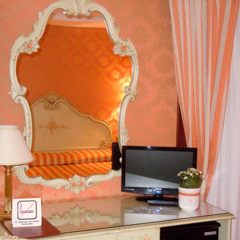 Hotel Lux - Camera Tripla con Bagno Privato - 4