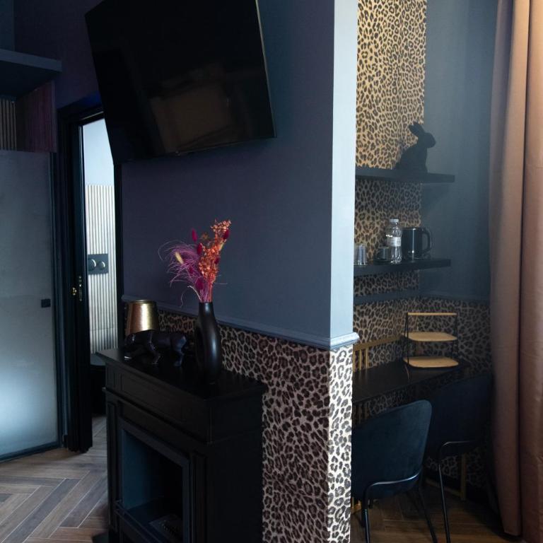 One of one Experiences - LOVE SPA SUITE - King Room with Spa Bath - 24