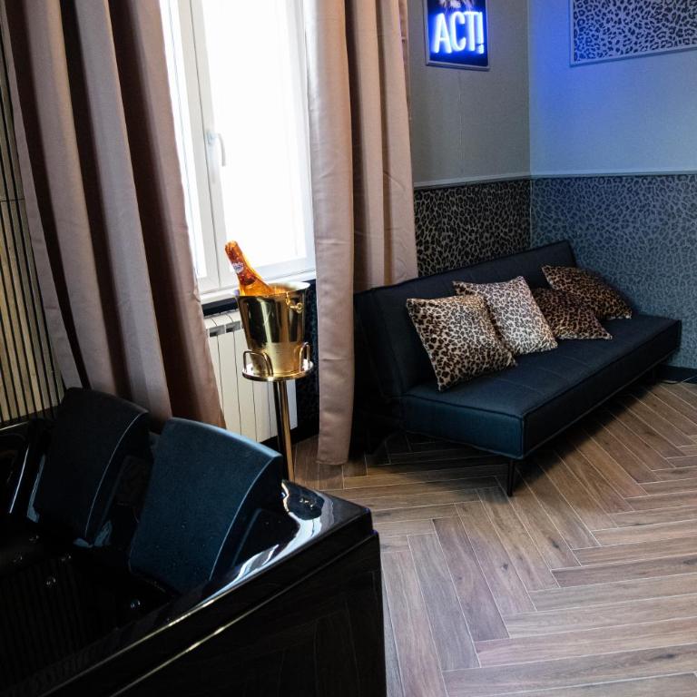One of one Experiences - LOVE SPA SUITE - King Room with Spa Bath - 14