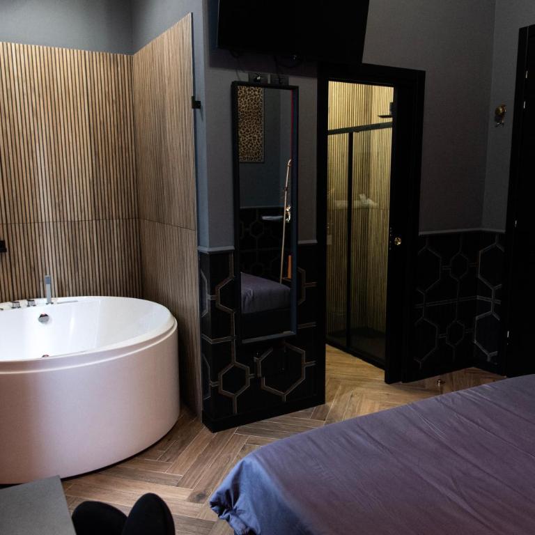 One of one experiences - LOVE ROOM - Camera Matrimoniale con Vasca Idromassaggio - 15