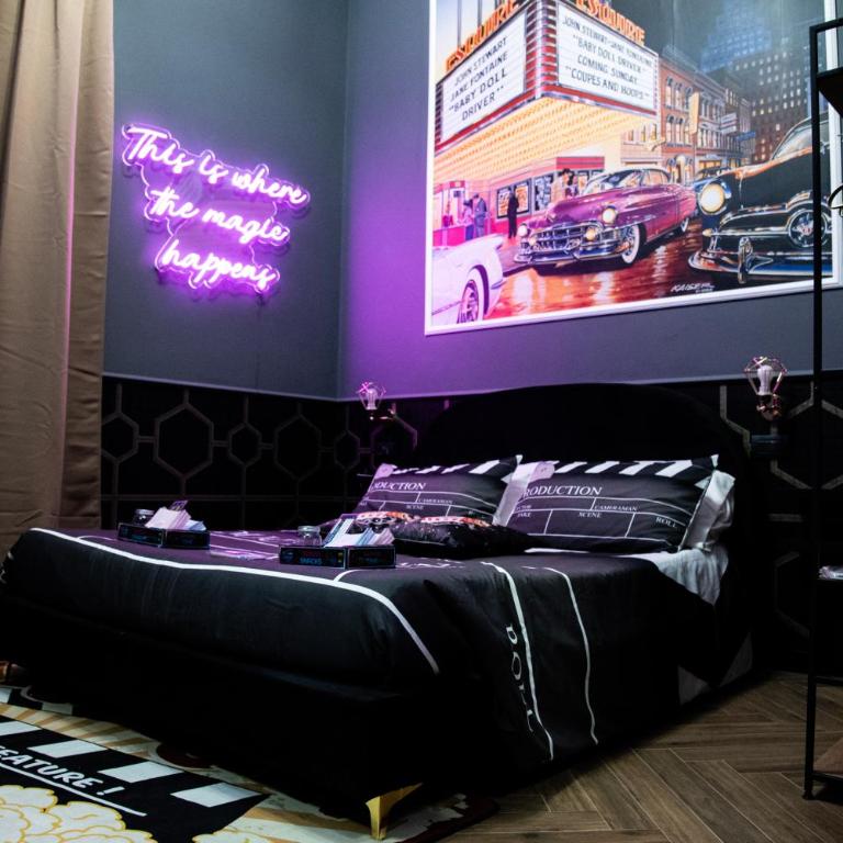 One of one Experiences - CINEMA ROOM - Double Room with Private Bathroom - 1