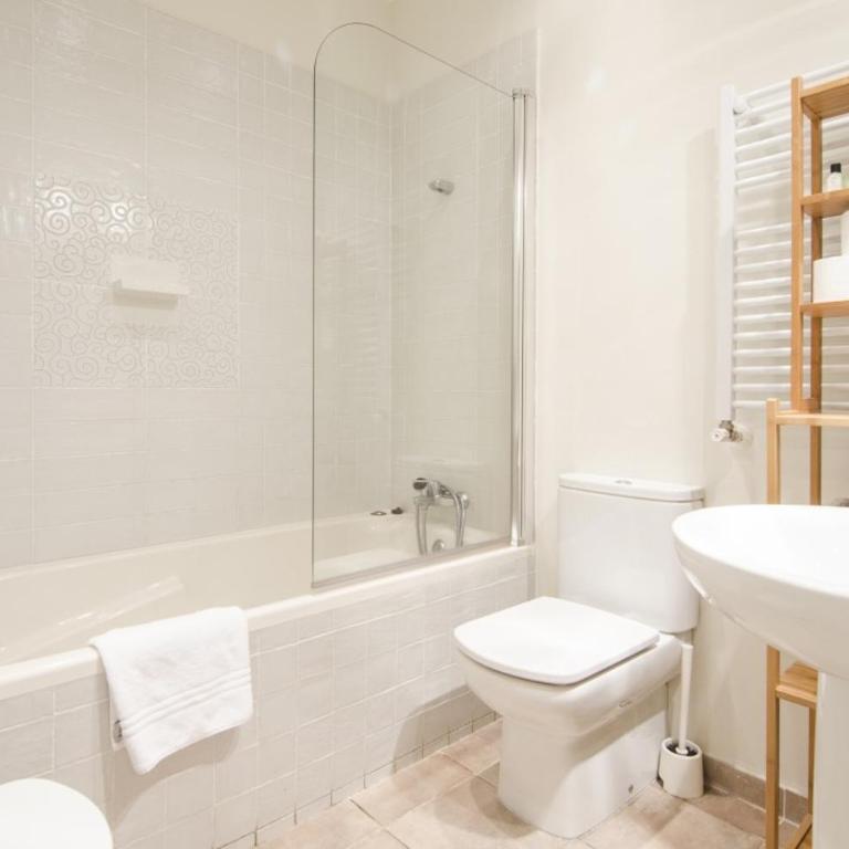 Bright Spacious 2BD 2BTH - Las Letras - Apartment - 14