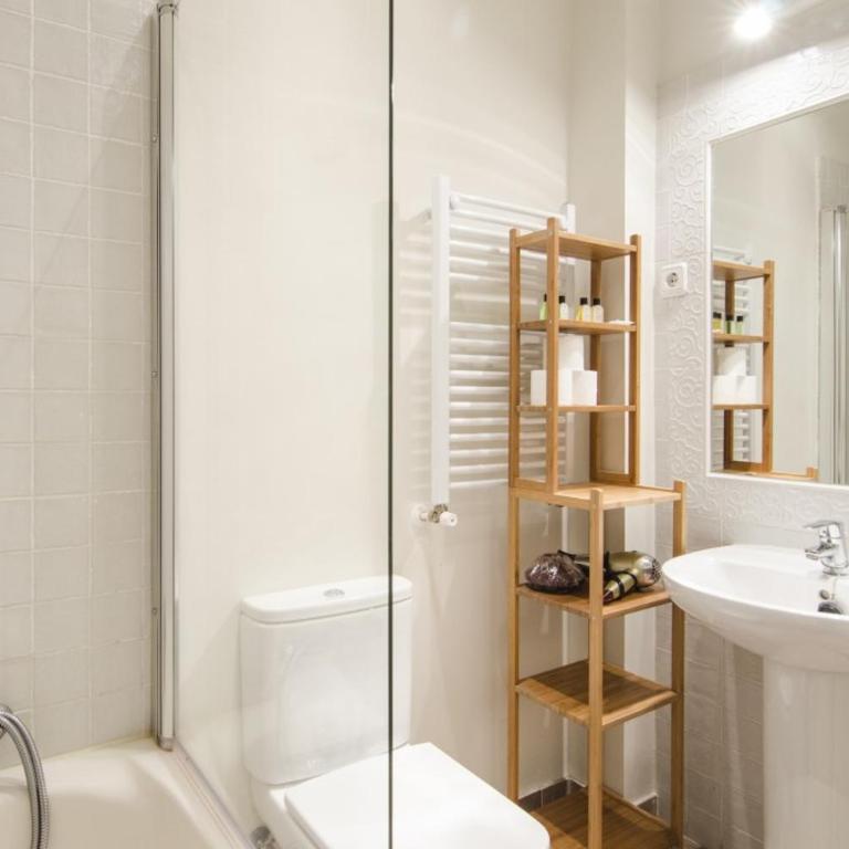 Bright Spacious 2BD 2BTH - Las Letras - Apartment - 15