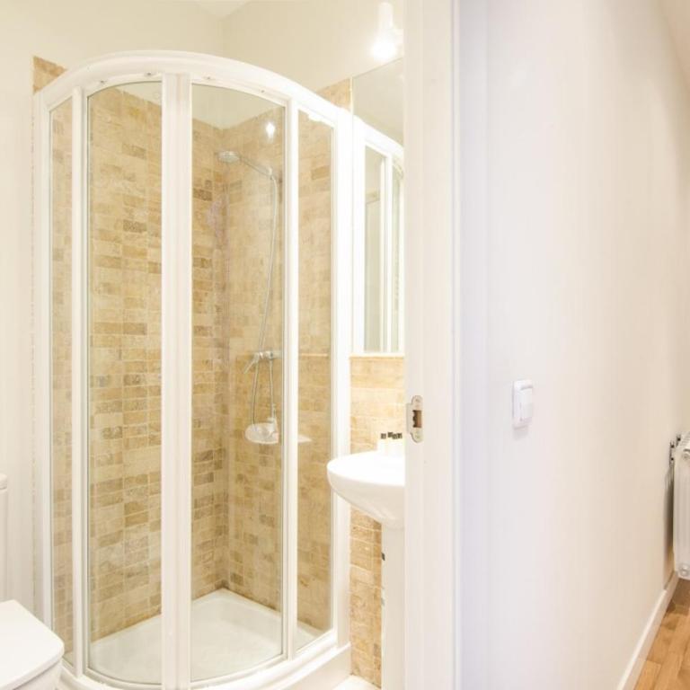 Bright Spacious 2BD 2BTH - Las Letras - Apartment - 28