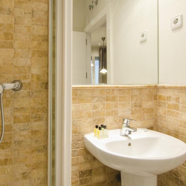 Bright Spacious 2BD 2BTH - Las Letras - Apartment - 31