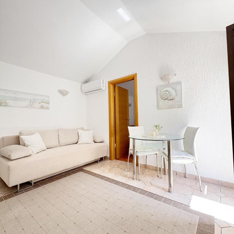 S&P City Center Apartments - One-Bedroom Apartment with Terrace - 2