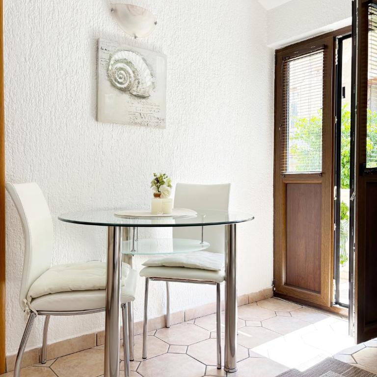 S&P City Center Apartments - One-Bedroom Apartment with Terrace - 4