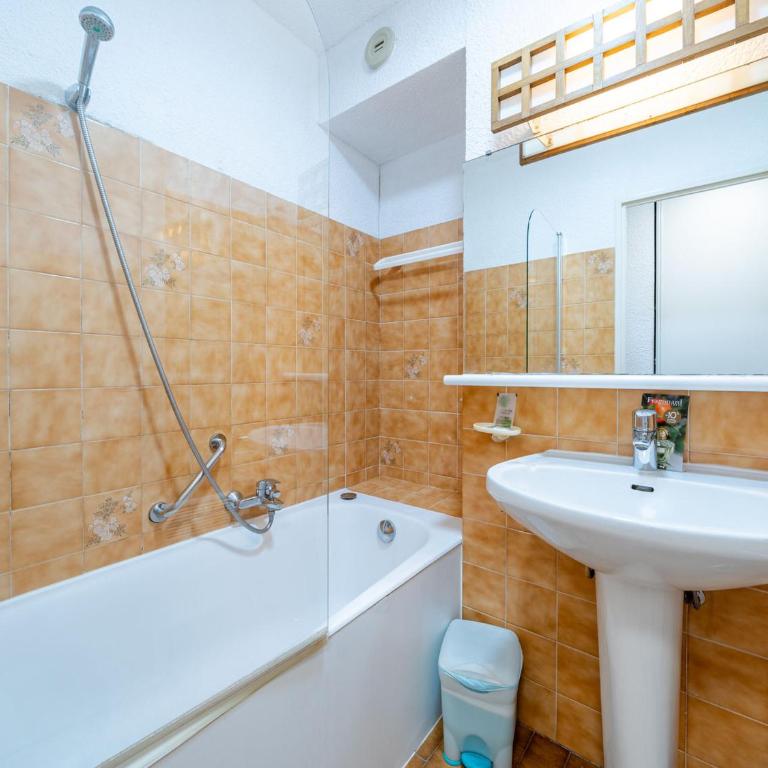 Appartement 8 personnes avec kitchenette équipée et Wi-Fi - FR-1-827-3 - Appartement - 6
