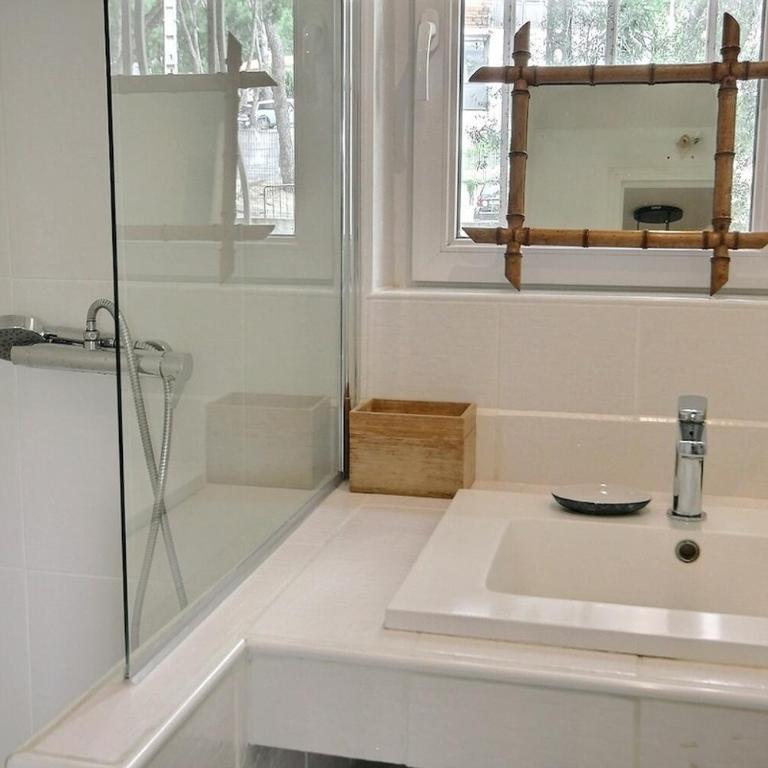 Cassis Centre, proximité port, plages et calanques - Two-Bedroom Apartment with Balcony - 10