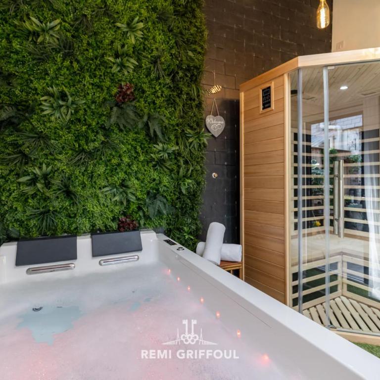 Le Spa de Lou Hot Tub Sauna & Private Patio 2 Guests - Vacation Home - 13