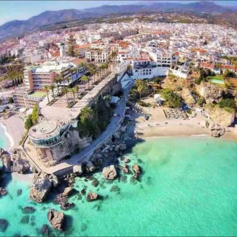 5 Chaparil Beach, Flat 3 with Sea Views - Apartamento de 2 dormitorios - 29