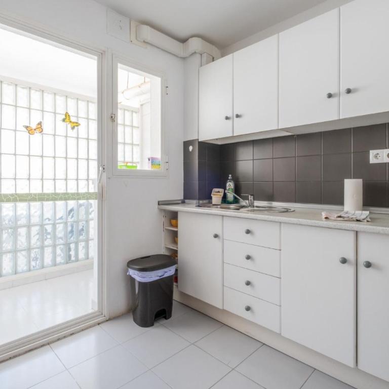 5 Chaparil Beach, Flat 3 with Sea Views - Apartamento de 2 dormitorios - 11