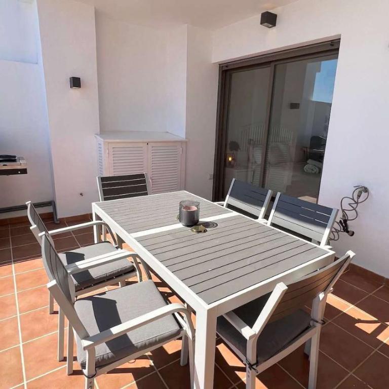Bohemian-Chic Hideaway with Sun-Drenched Terrace - Appartamento con 2 Camere da Letto - 4