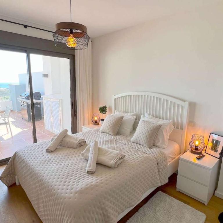 Bohemian-Chic Hideaway with Sun-Drenched Terrace - Appartamento con 2 Camere da Letto - 16