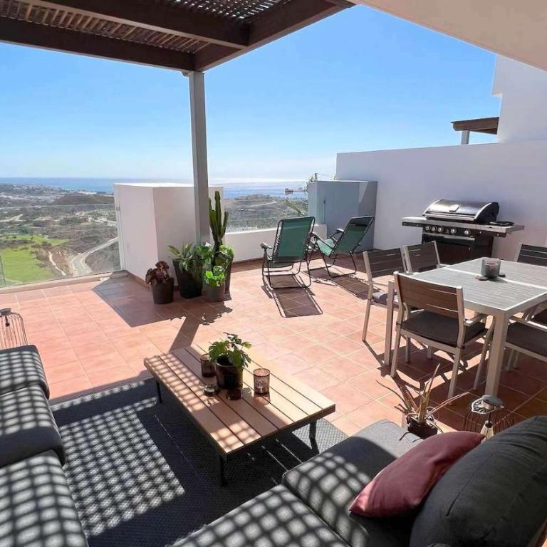 Bohemian-Chic Hideaway with Sun-Drenched Terrace - Appartamento con 2 Camere da Letto - 1