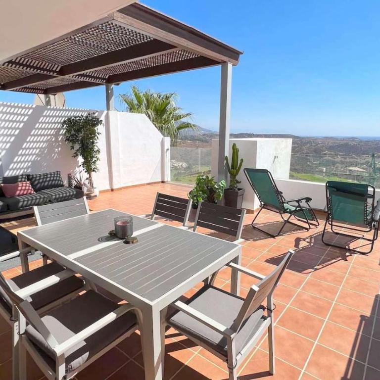 Bohemian-Chic Hideaway with Sun-Drenched Terrace - Appartamento con 2 Camere da Letto - 7
