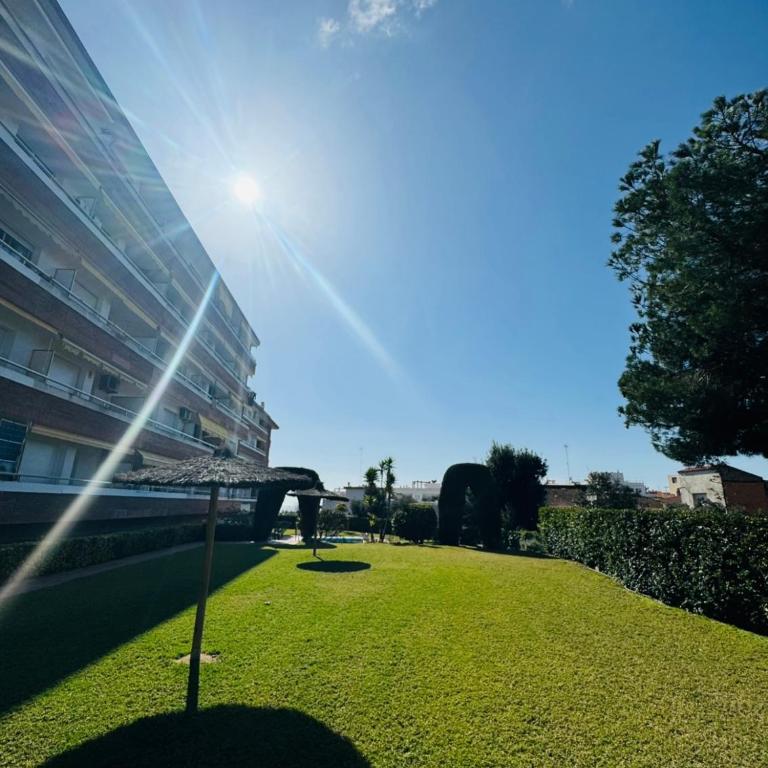 Confortable piso con 2 piscinas cerca de la playa - Apartamento - 4