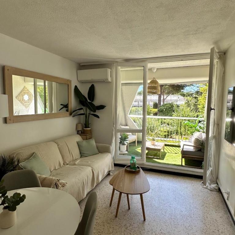 LE BOHÈME - balcon vue jardin - clim - place de parking - wifi - 5min plage - One-Bedroom Apartment - 6
