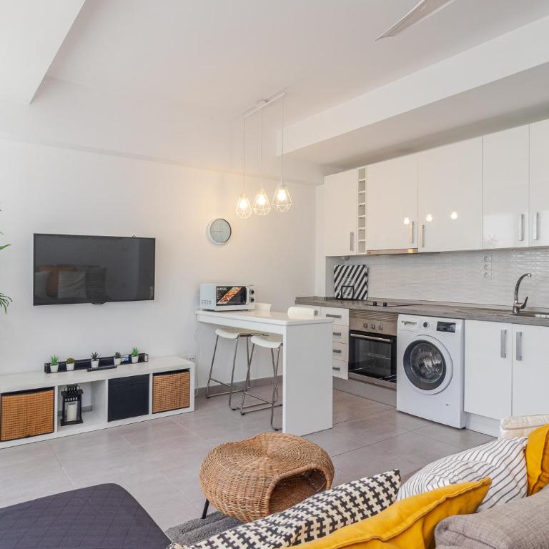 Breezy Bright Urban Oasis - One-Bedroom Apartment - 1