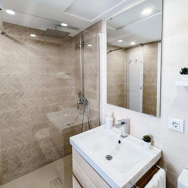 NUEVO, a 70 metros de la playa y con vistas al mar - Two-Bedroom Apartment - 26