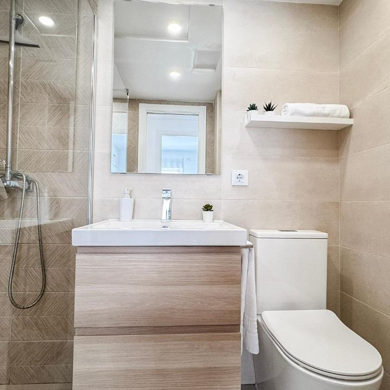 NUEVO, a 70 metros de la playa y con vistas al mar - Two-Bedroom Apartment - 23