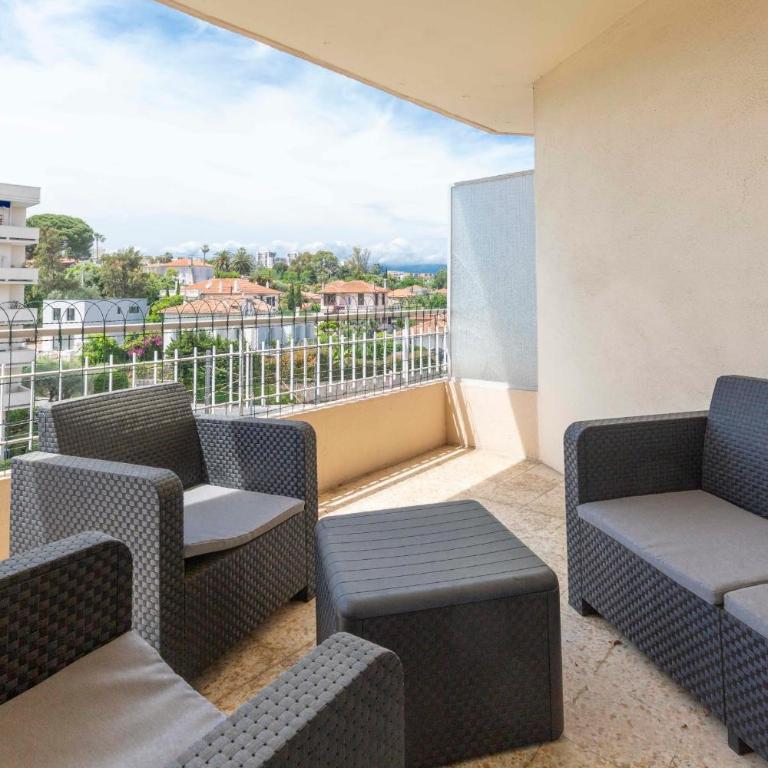 Center of Antibes spacious two-bedroom apartment with terrace and AC - Apartment - 9