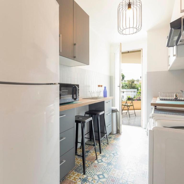 Center of Antibes spacious two-bedroom apartment with terrace and AC - Apartment - 10