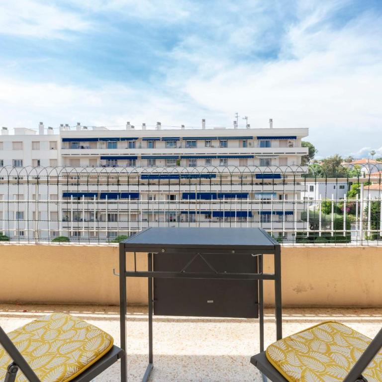 Center of Antibes spacious two-bedroom apartment with terrace and AC - Apartment - 12