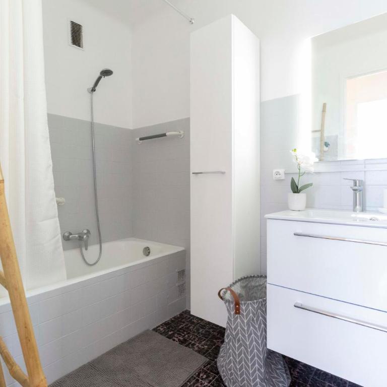 Center of Antibes spacious two-bedroom apartment with terrace and AC - Apartment - 15