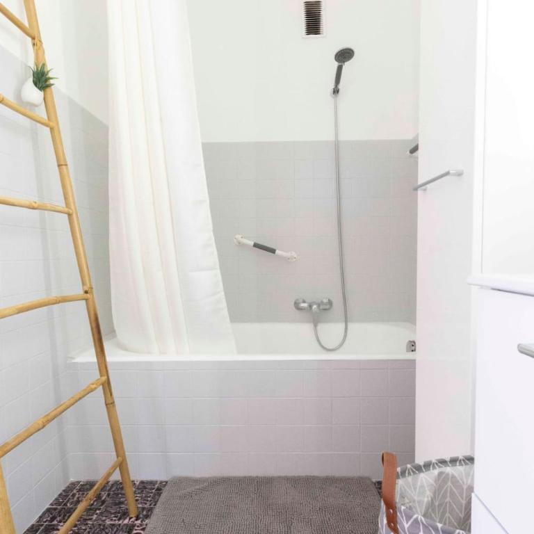 Center of Antibes spacious two-bedroom apartment with terrace and AC - Apartment - 16
