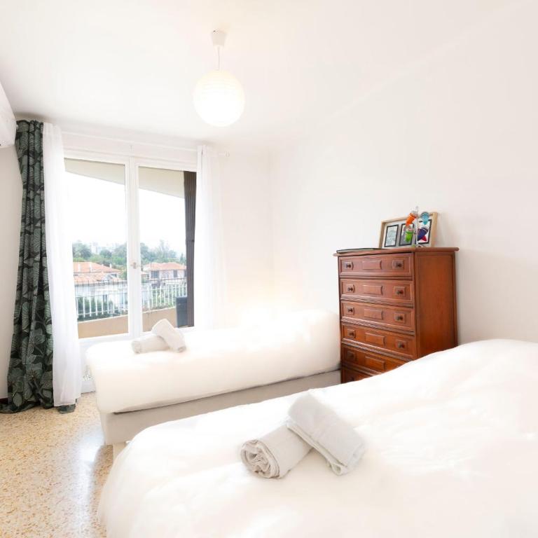 Center of Antibes spacious two-bedroom apartment with terrace and AC - Apartment - 19