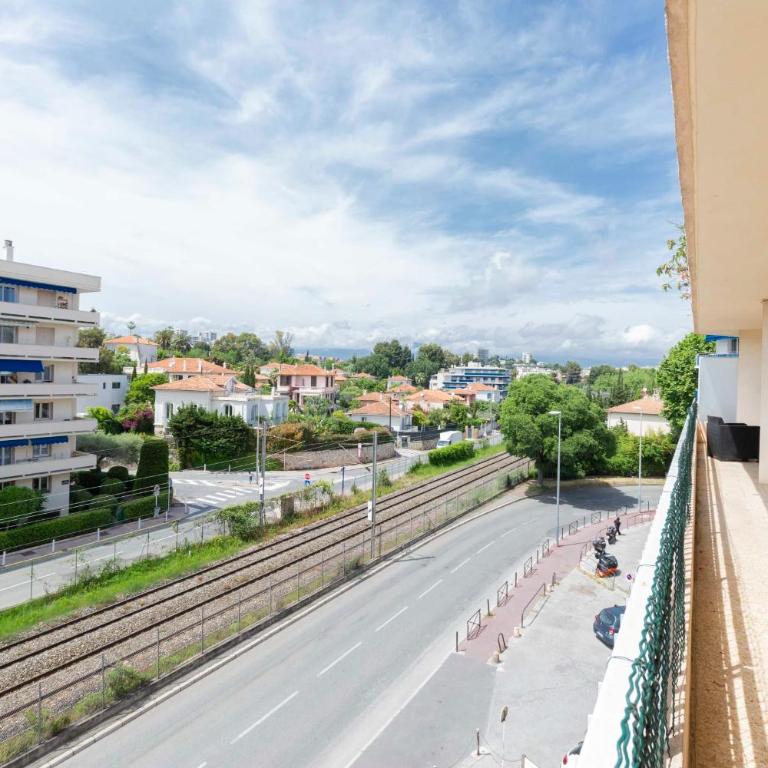 Center of Antibes spacious two-bedroom apartment with terrace and AC - Apartment - 3