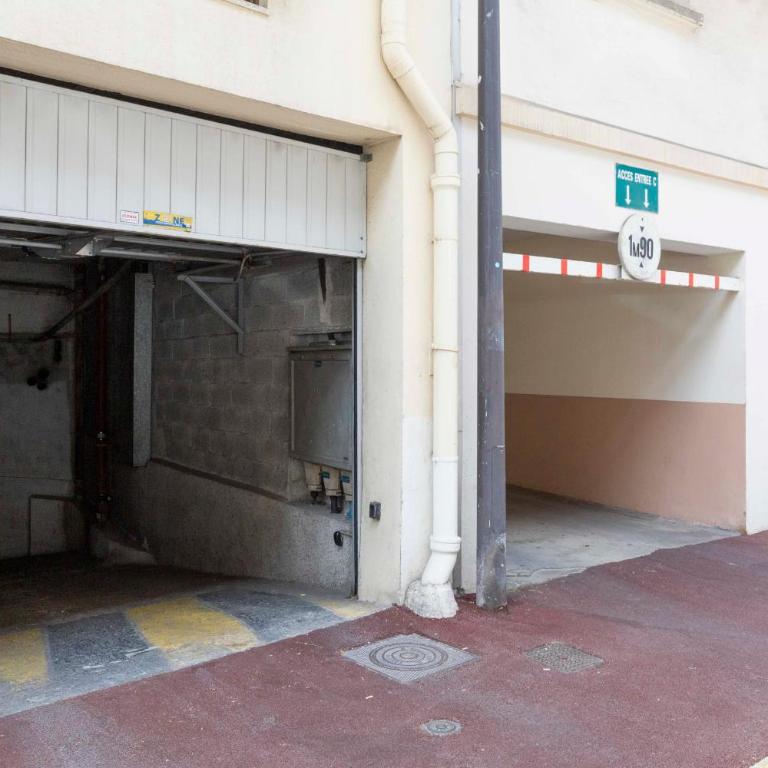 Center of Antibes spacious two-bedroom apartment with terrace and AC - Apartment - 25