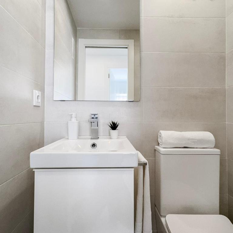 NUEVO, a 70 metros de la playa y con vistas al mar - Two-Bedroom Apartment - 28
