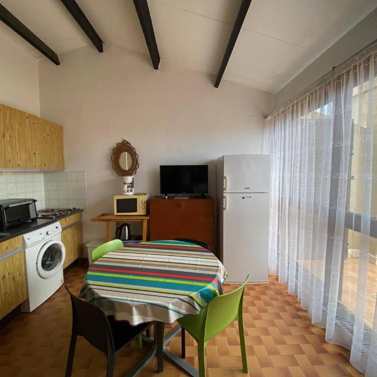 Maison T2 à Port Leucate, face à la mer, 4 couchages, parking privé, TV, lave-linge, commerces à 400m - FR-1-81-55 - Villa - 7