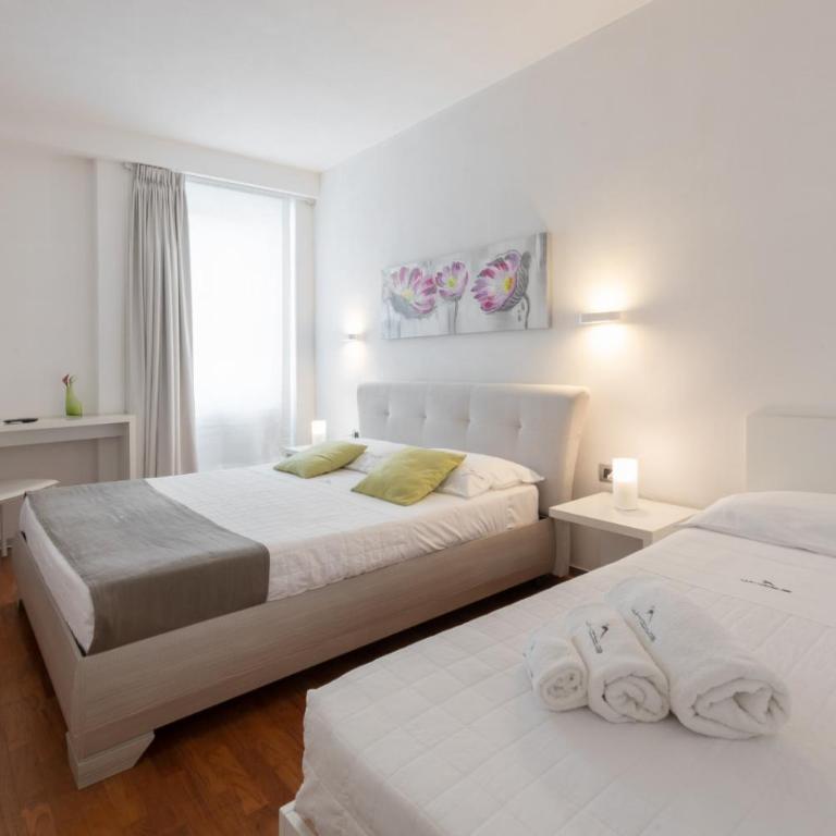 B&B White con Parcheggio Privato - Camera Matrimoniale Deluxe (2 Adulti + 1 Bambino) - 15