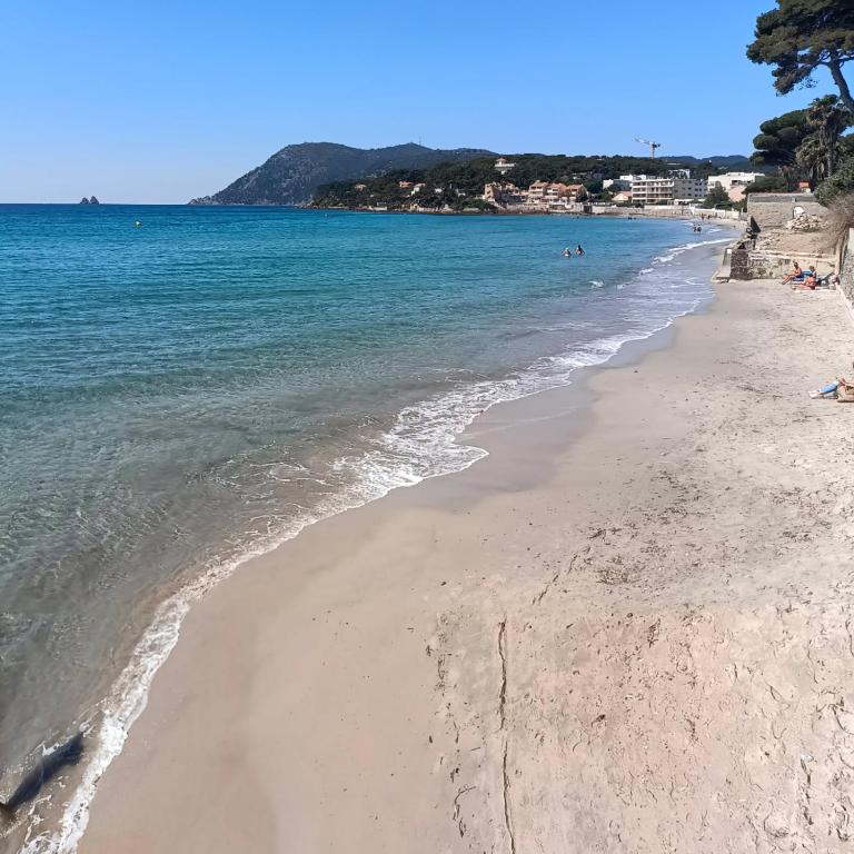 Vue et emplacement d'exception à 20 m de la plage des Sablettes - Villa - Côté Plage - 50