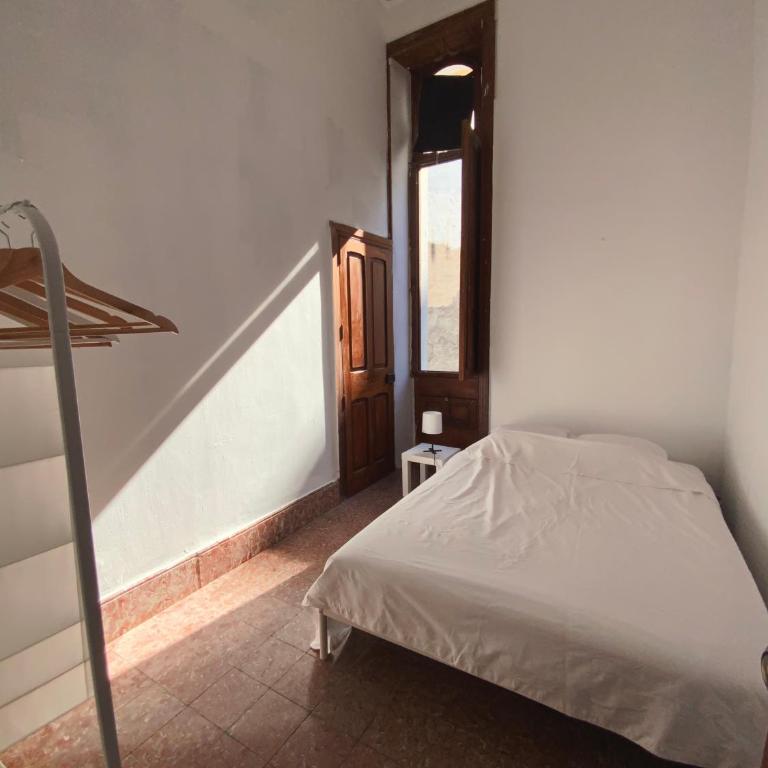 Comfortable Room in Historic Casa Quesada Shared House - Habitación Doble Económica - 1