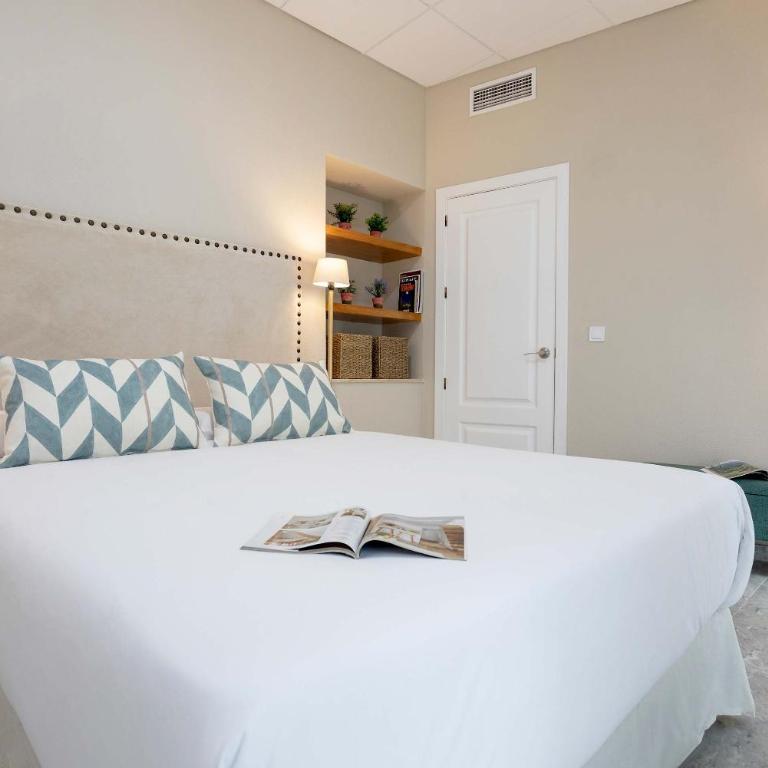 Genteel Home Plaza de las Tendillas - Three-Bedroom Apartment - 10