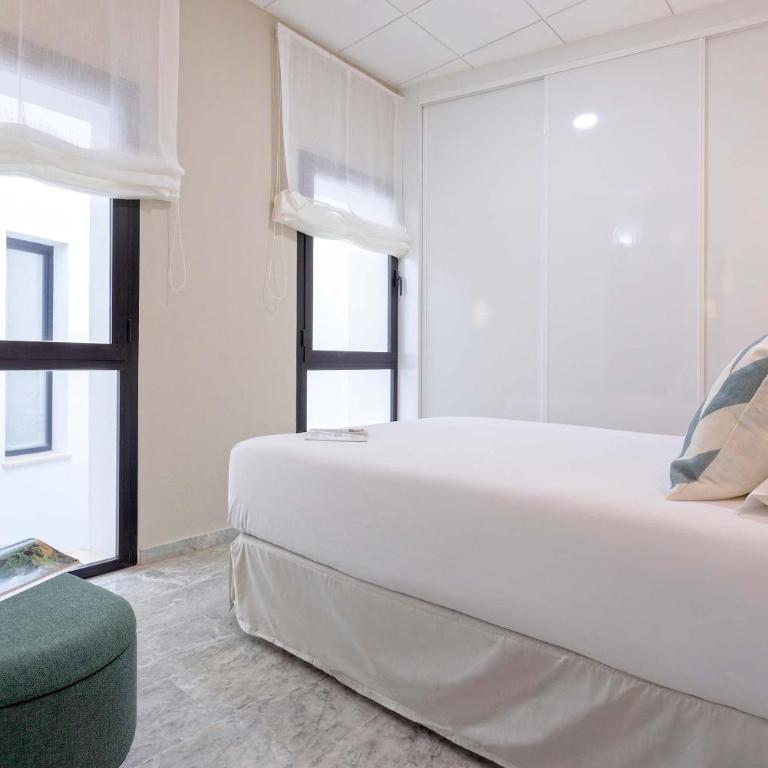 Genteel Home Plaza de las Tendillas - Three-Bedroom Apartment - 11