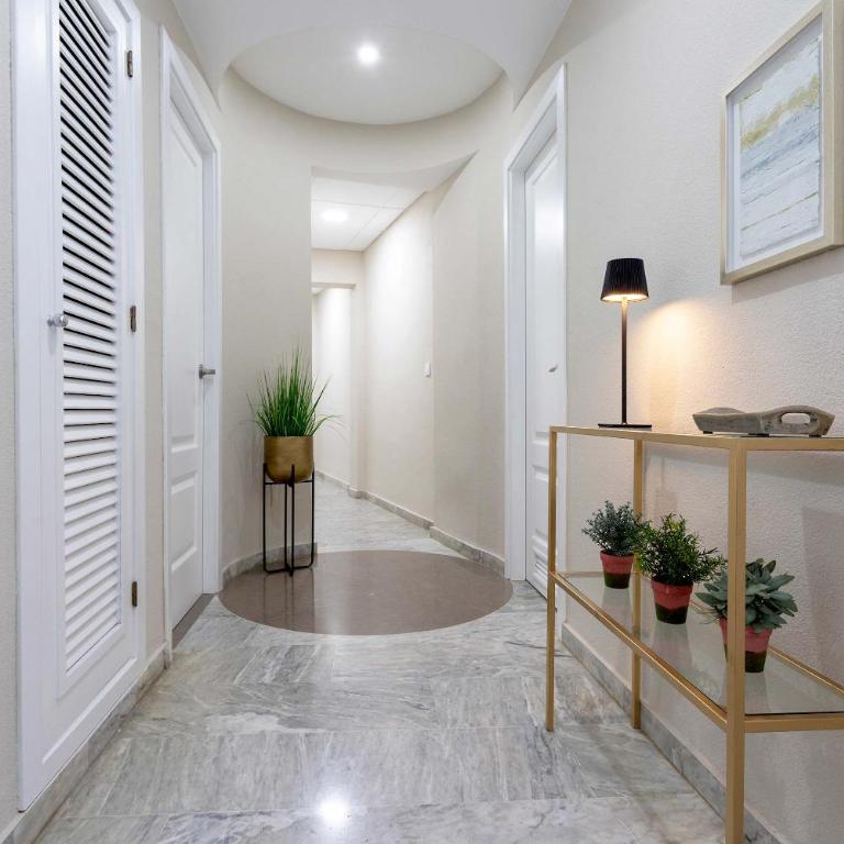 Genteel Home Plaza de las Tendillas - Three-Bedroom Apartment - 12