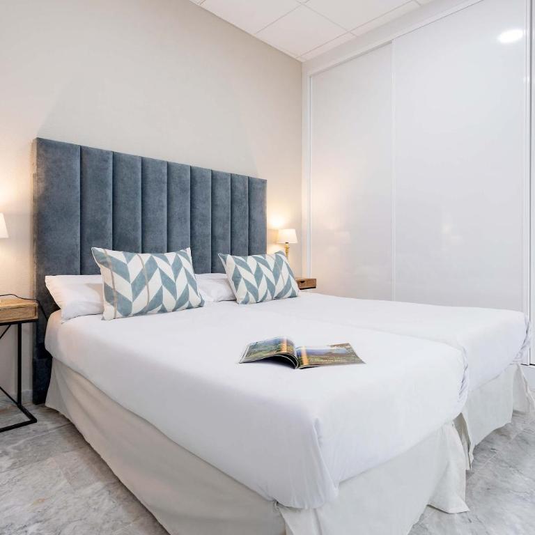 Genteel Home Plaza de las Tendillas - Three-Bedroom Apartment - 13