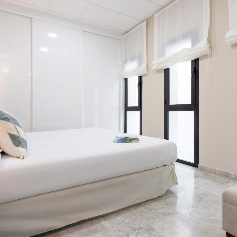 Genteel Home Plaza de las Tendillas - Three-Bedroom Apartment - 14